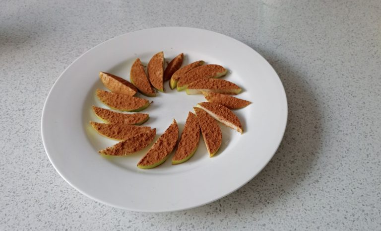 Tasty Apple Slices With Cinnamon
